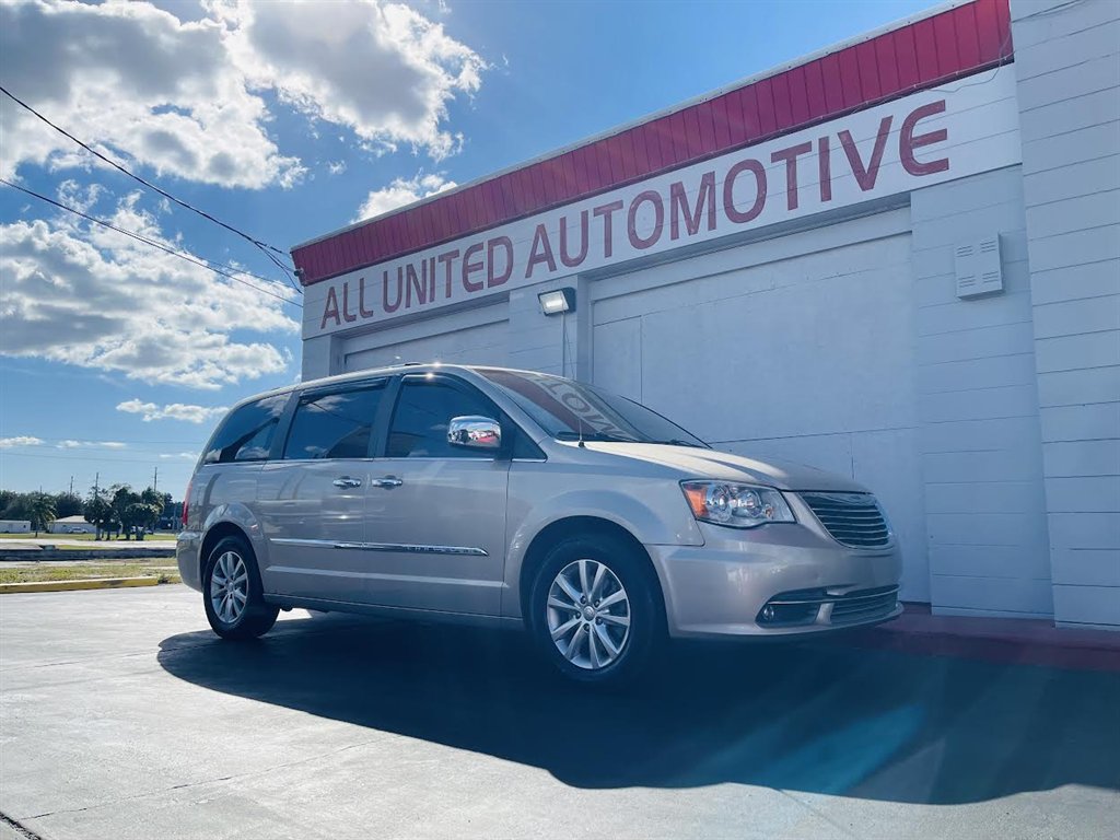 2015 Chrysler Town & Country Limited Platinum's photo